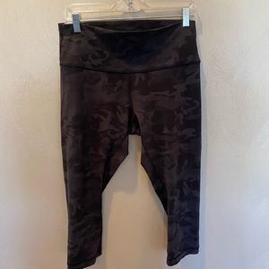 🍋🍑🍋🍑 lululemon camo leggings.  EUC size 12